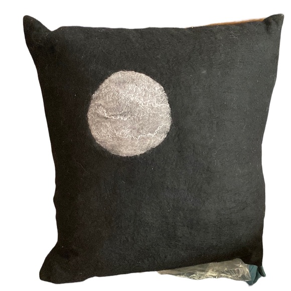 A square accent pillow in black & silver - Picture 2 of 4